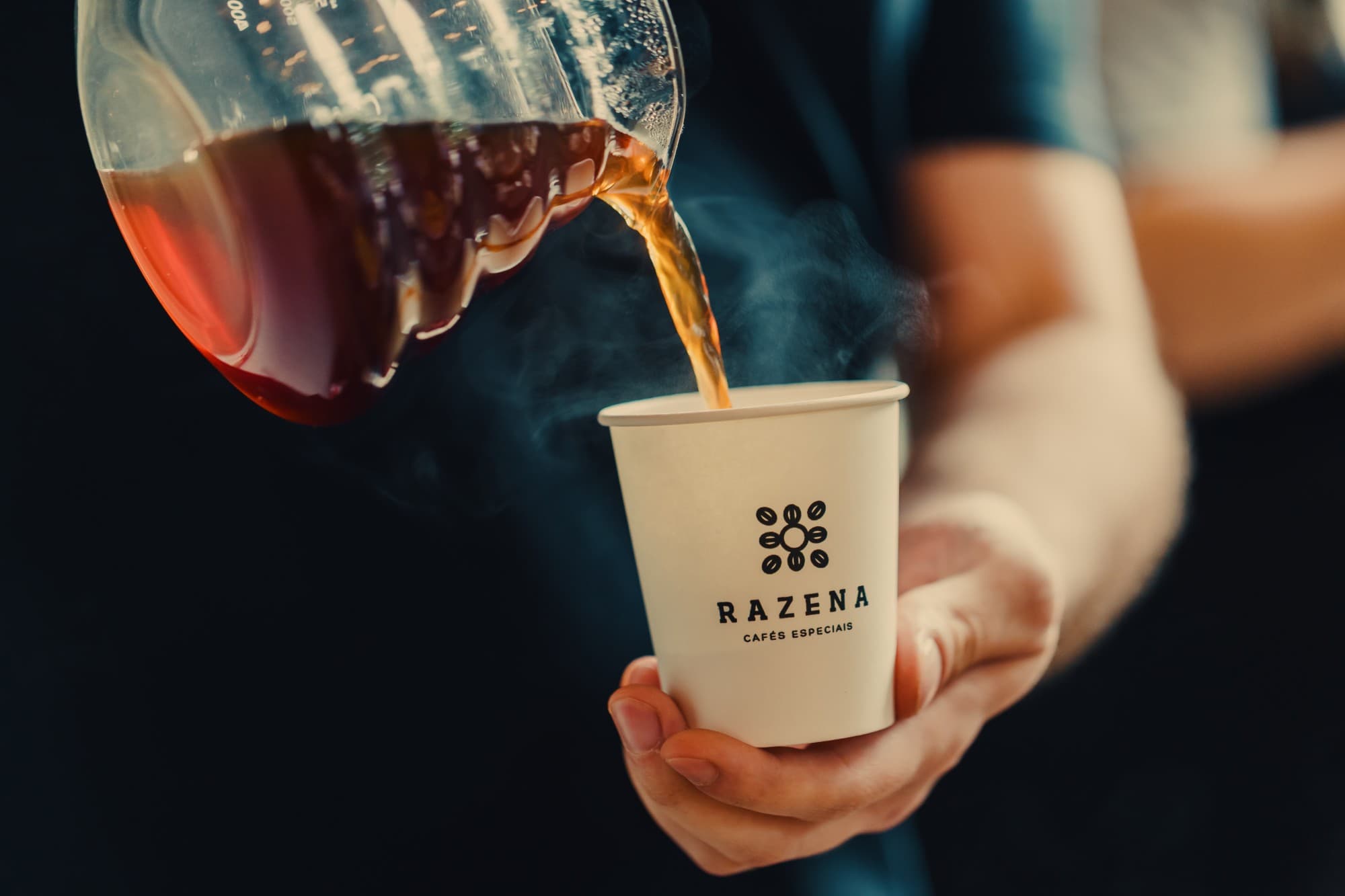 Café coado sendo servido num copo Razena